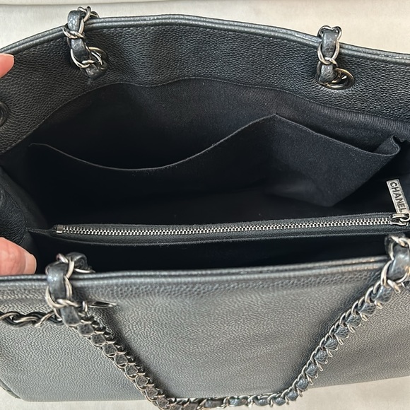 Chanel Caviar leather timeless shoulder tote - Picture 8 of 10